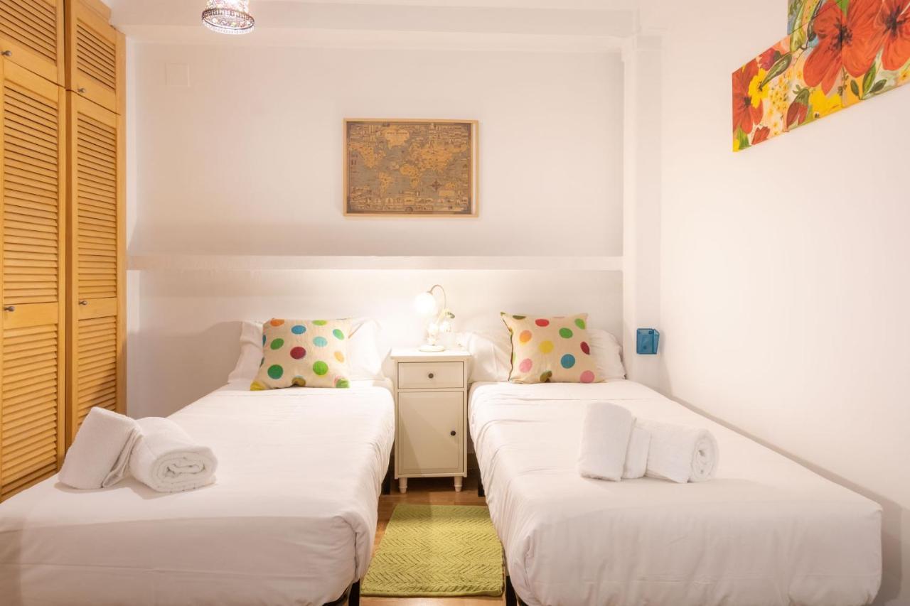 Goles Courtyard With Parking By Valcambre Apartment Sevilla Exterior foto