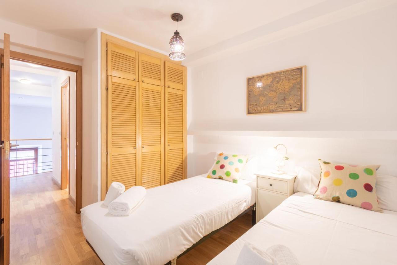 Goles Courtyard With Parking By Valcambre Apartment Sevilla Exterior foto