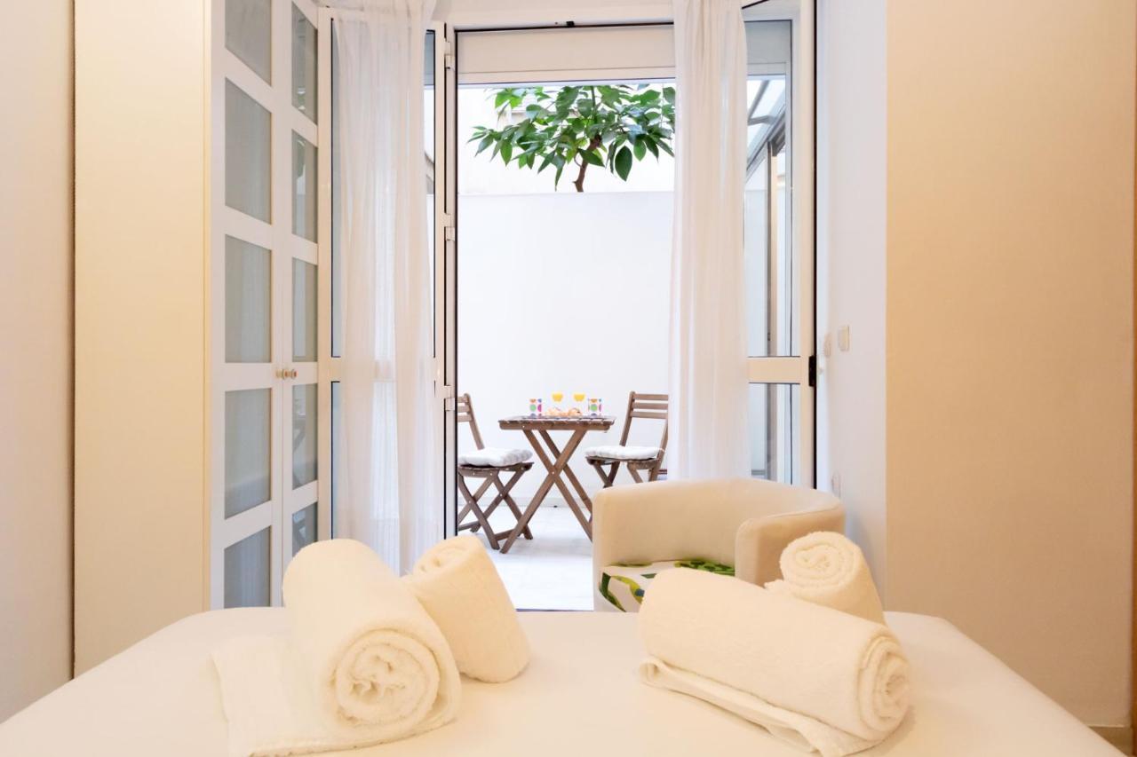 Goles Courtyard With Parking By Valcambre Apartment Sevilla Exterior foto