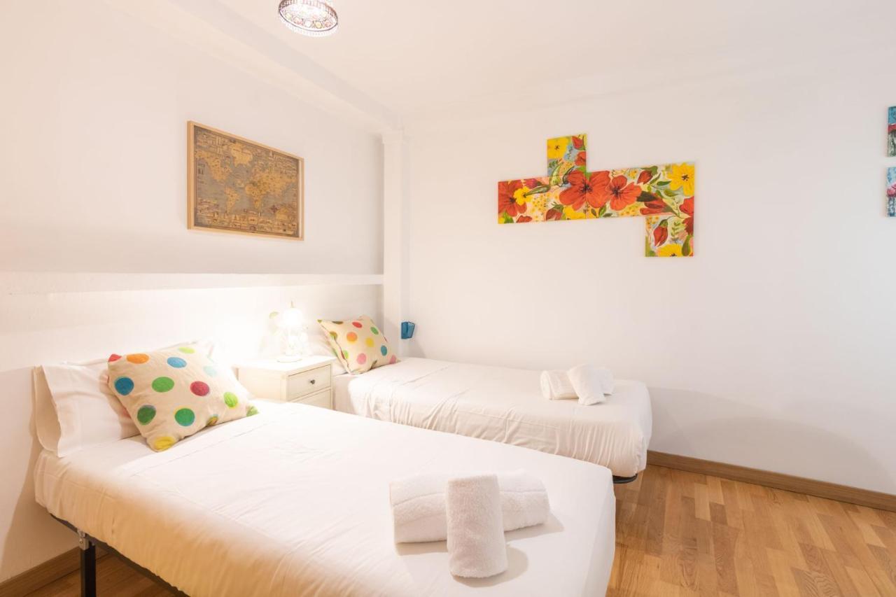 Goles Courtyard With Parking By Valcambre Apartment Sevilla Exterior foto