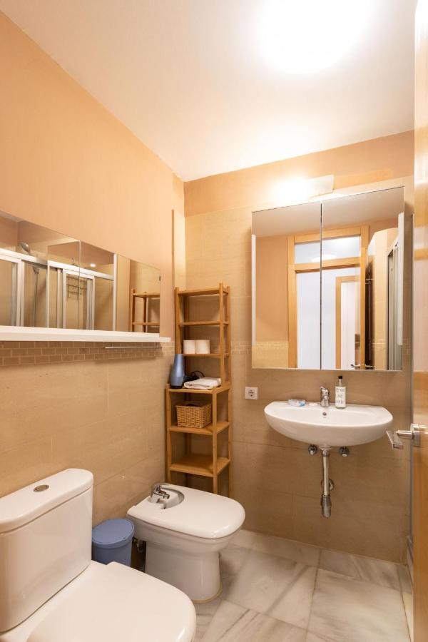 Goles Courtyard With Parking By Valcambre Apartment Sevilla Exterior foto